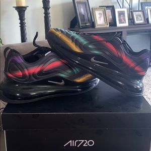 Air max 720 neon/black color way